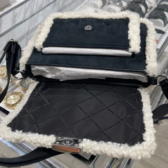 MICHAEL KORS Bradshaw Medium Suede and Faux Shearling Messenger Bag
Black
NWT - Picture 7 of 16